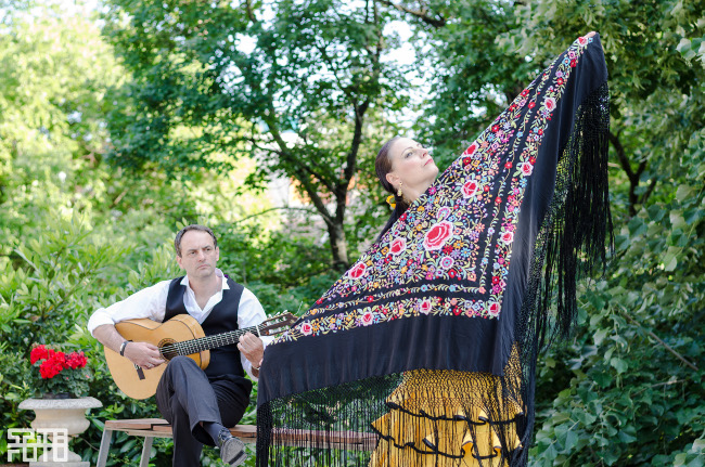 Pécsi Corazon Flamenco Együttes kendővel